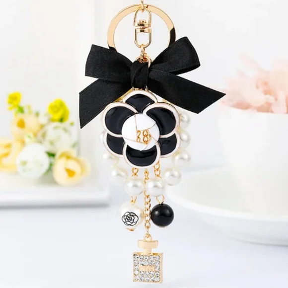 new fashion Traditional Luxury Accessory pearl and Rhinestone Keychain Clover - Picture 2 of 7